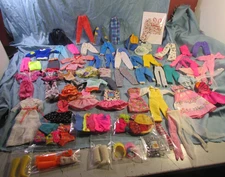 Fort lot de vêtements pour la  poupée SKIPPER  sœur de Barbie .
