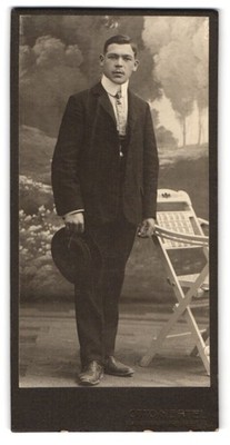 Fotografie Otto Hertel, Freiberg, Erbischestr. 11, Porträt eines Mannes mit Hut 
