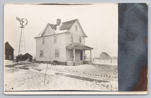 Postal RPPC granja con molino de viento en escena de invierno en el medio oeste de EE. UU. c1918 - Imagen 1 de 2