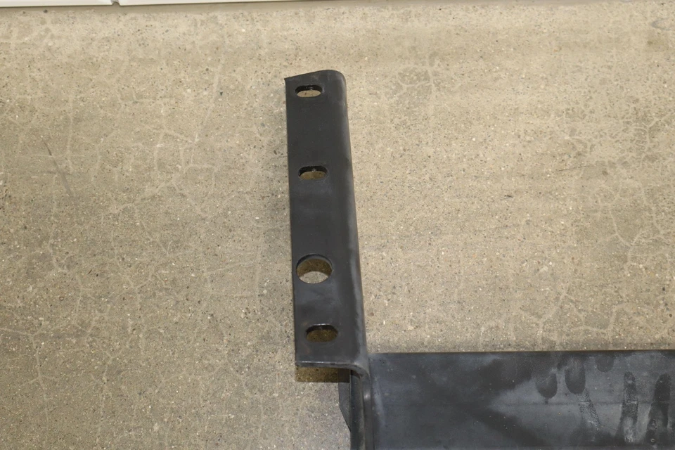 Enganche de remolque trasero OEM 99-00 Cadillac Escalade (modelo base de 4 puertas) Foto 2 de 4