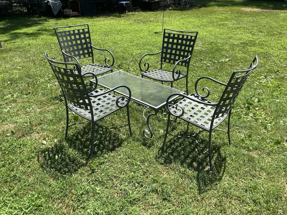 Hermoso juego de mesa y 4 sillas de patio de hierro forjado Jordan marrón Foto 2 de 4