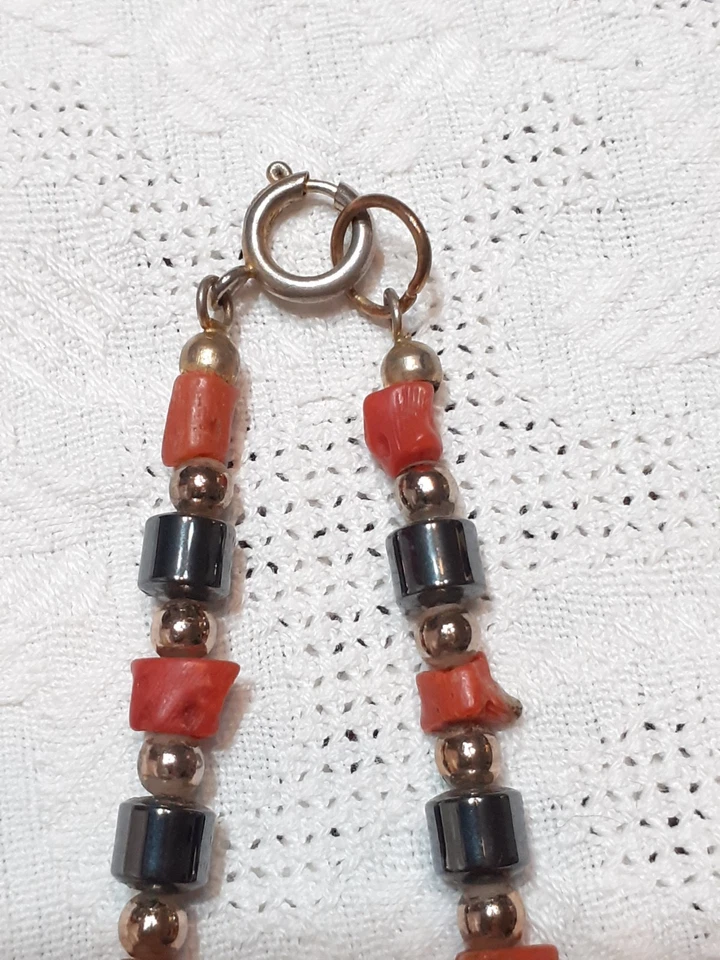 Collana Vintage In Ematite E Scaglie Di Corallo - Immagine 3 di 4