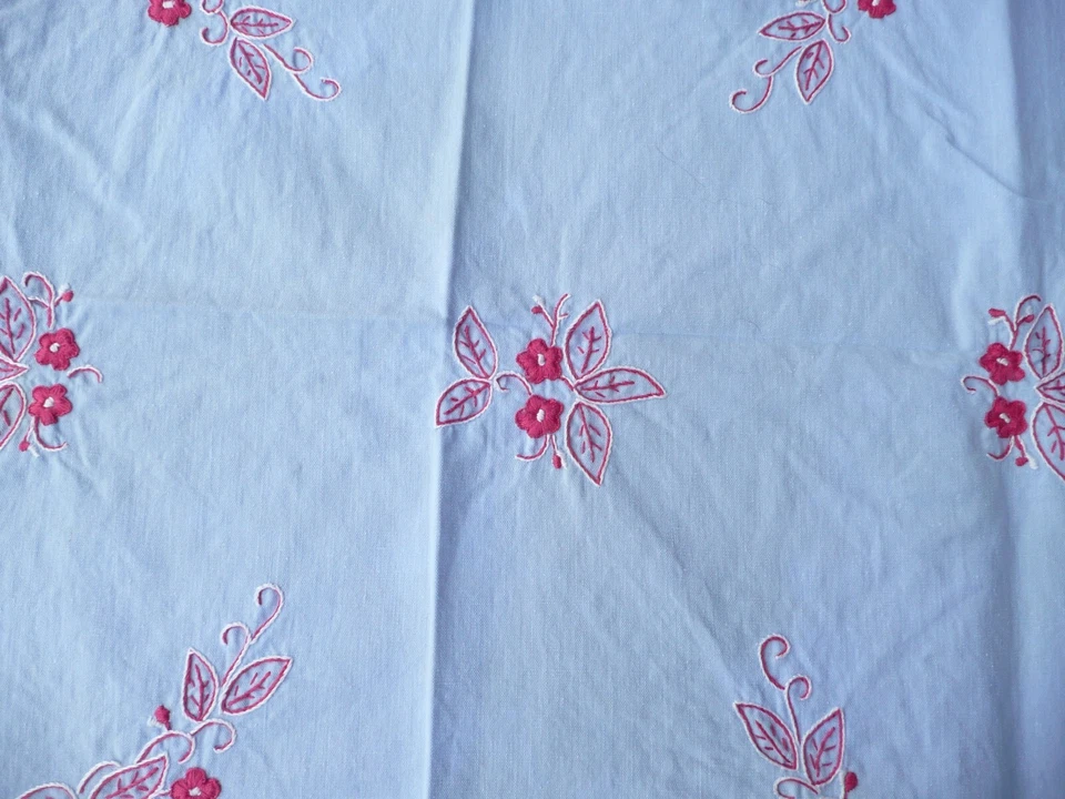 nappe ancienne vintage brodée de fleurs et feuillages entourage dentelle - Photo 4/4