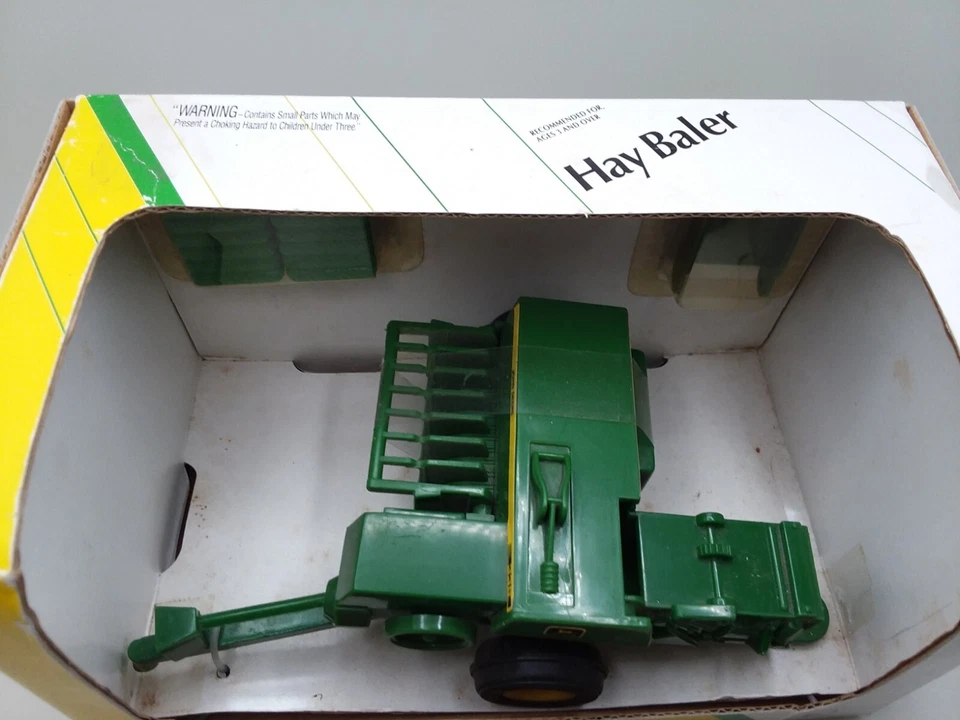 Ertl John Deere  Hay Baler  1/32 NIB # 5639 - Image 3 of 4