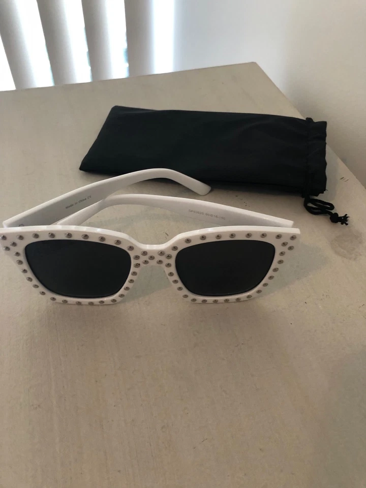 Gafas de sol blancas sin marca al por menor $100 Foto 2 de 4