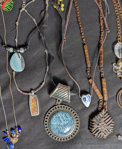 Lote de 18 Collares Colgantes Materiales Mezclados - Imagen 4 de 6