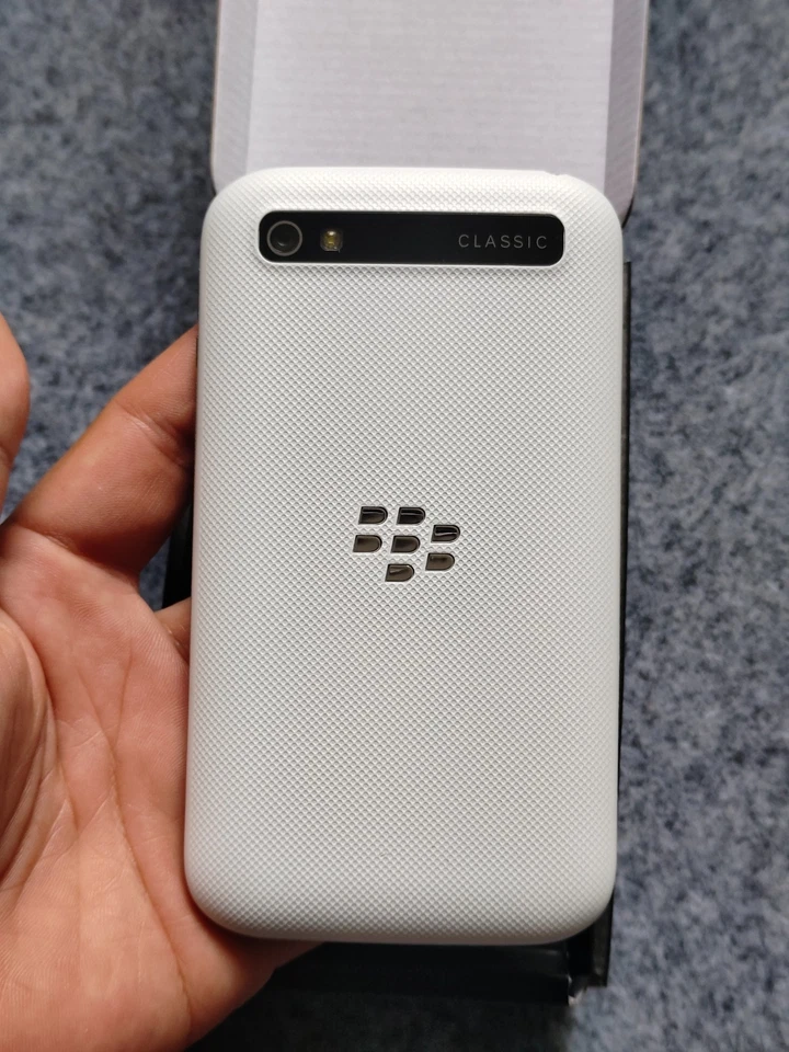 BlackBerry Classic Q20 Black/White 16GB Facroty UNLOCKED Keyboard Smartphone - Image 4 of 4