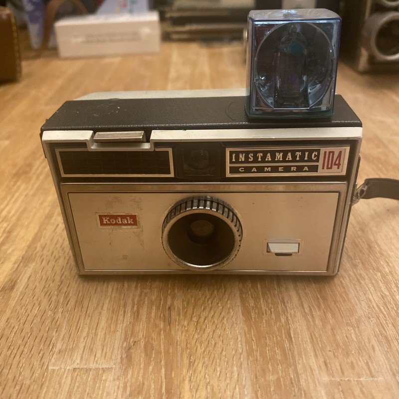 Vintage 1960’s Kodak Instamatic 104 Camera w/ Flash Made In USA Untested
