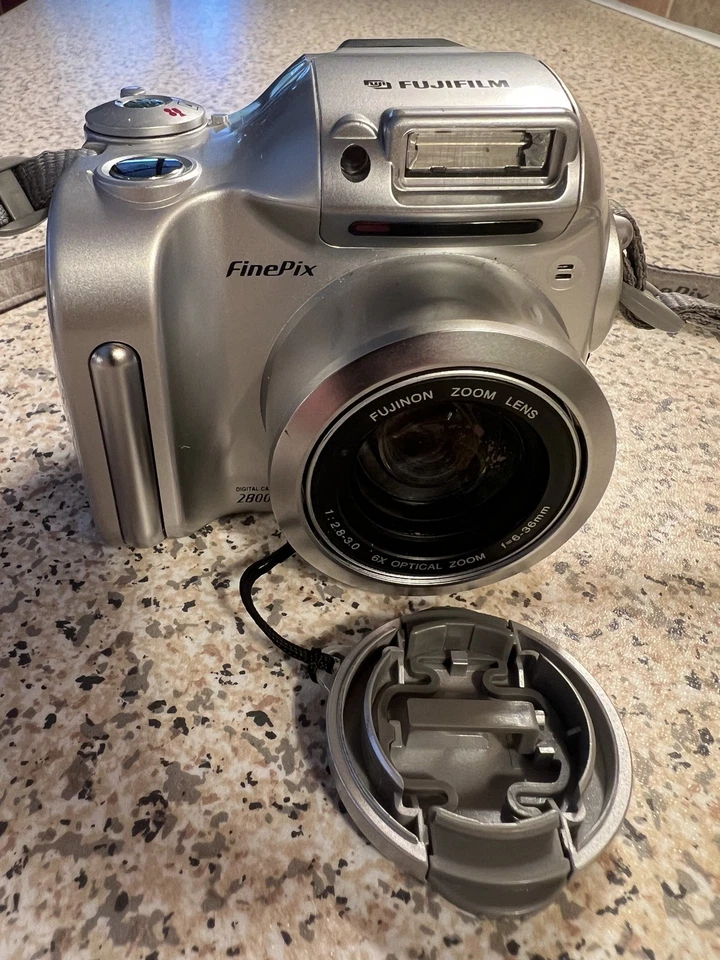 Fujifilm FinePix 2800 Zoom, photo 2 of 5