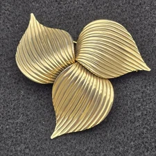Signed Sarah Coventry 1969 Textured Gold Tone Trillium Pinwheel Brooch Vintage