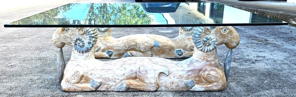 Mesa de cóctel de centro de madera Rams Heads Foto 2 de 4