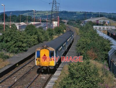 PHOTO  TRAIN AT BALLYMACARRETT HALT 2000  3-CAR 80-CLASS SET PASSES WITH THE 16.