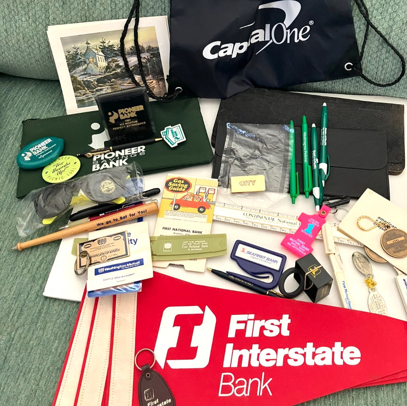 VTG lot Bank Washington State souvenier collection flag bags pen key mermobilias