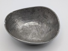Tazón de peltre martillado vintage biomórfico espuma plato valet 6"