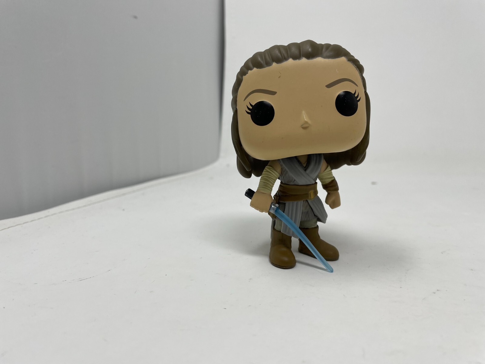 Funko Pop! Star Wars: Rey Con Sable Azul - Pierde Pop - Sin Caja