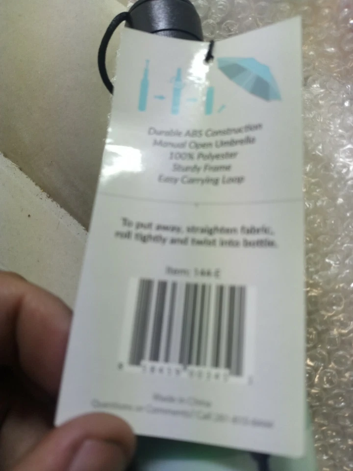 Paraguas botella Vinrella junto al mar Foto 2 de 4