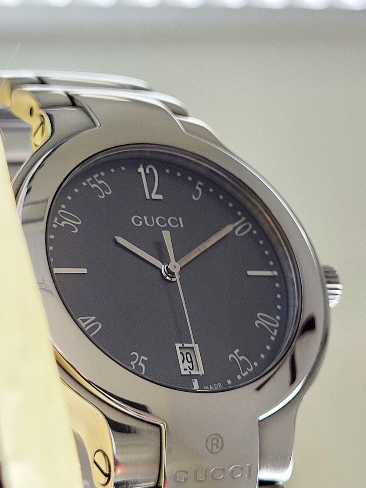 Gucci 8900M, authentique fabrication suisse, cristal sans rayures, pile neuve, 35 mm, excellent