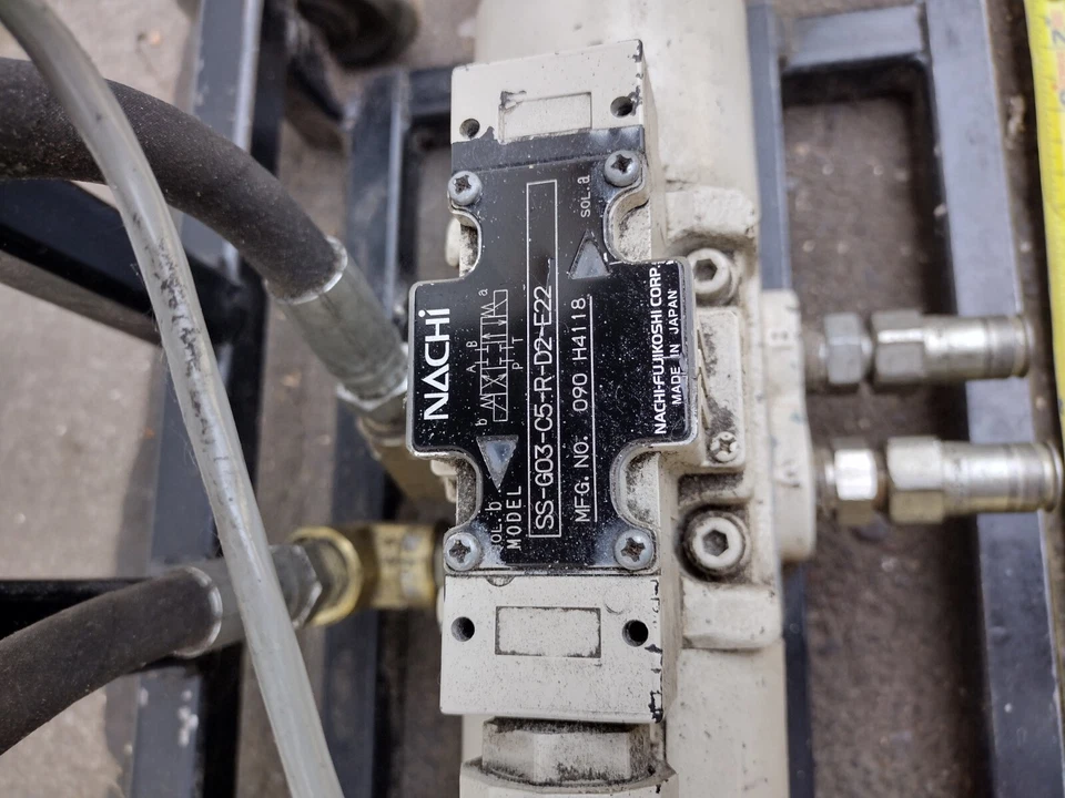 NACHI MODELO SS-G03-C5-R-D2-22 CON GRAN CARRO MÓVIL SOBRE RUEDAS Foto 3 de 4