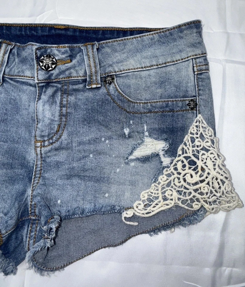Harley Davidson Women's Crocheted Lace Accented Denim Jean Shorts Size 6 - Image 3 of 4