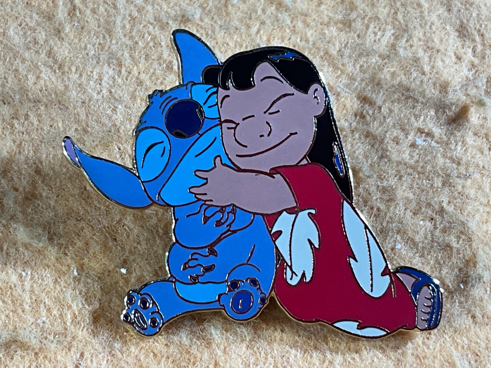N13-8 DISNEY PIN - LILO AND STITCH SHARING A HUG - 2004