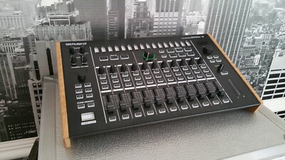 Roland AIRA MX-1 Mix Performer Ständer aus massiver Eiche aus Synthesizern und Holz