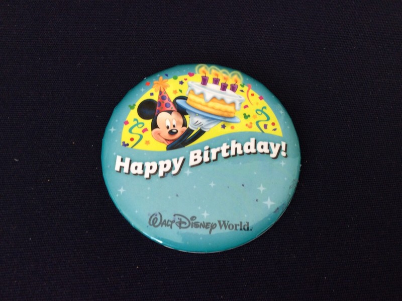 WALT DISNEY WORLD HAPPY BIRTHDAY PINBACK BUTTON, MICKEY MOUSE