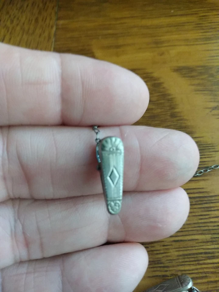 Antiguo chaleco clips de cadena con botones de metal blanco para hombre  Foto 3 de 4