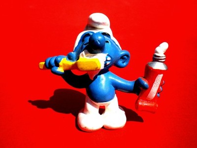 Schleich Peyo Germany Smurf brushes teeth