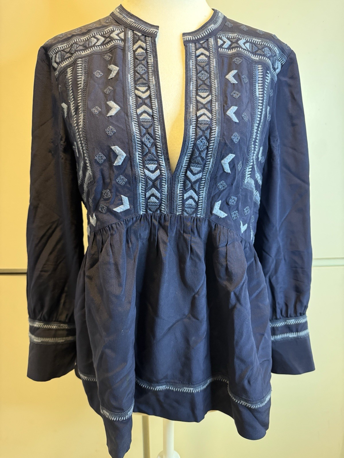 rebecca taylor silk embroidered boho navy blouse with snap cuffs. Size 6