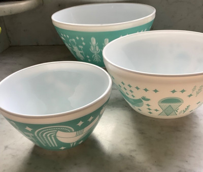 Vintage Charm by Pyrex Rise N Shine Blue Nesting Set of 3 Mixing Bowls 3c 6c 10c