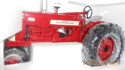 SpecCast International Harvester 450 Farmall tractor 1/16 scale Diecast New in B - Picture 3 of 7