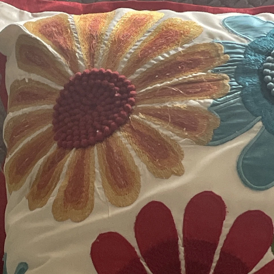 Juego de 2 fundas de almohada florales bordadas Pier 1 Imports rojo azul verde amarillo Foto 4 de 4