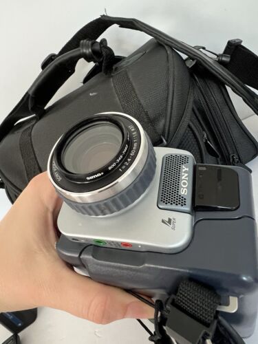 Sony DCR-TRV230 Digital 8 Video Camcorder Nightshot 700x Digital Zoom - Picture 4 of 19