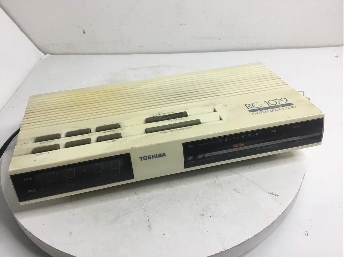 Toshiba Vintage RC-1079 Dual Alarm AM/FM Digital Clock Radio