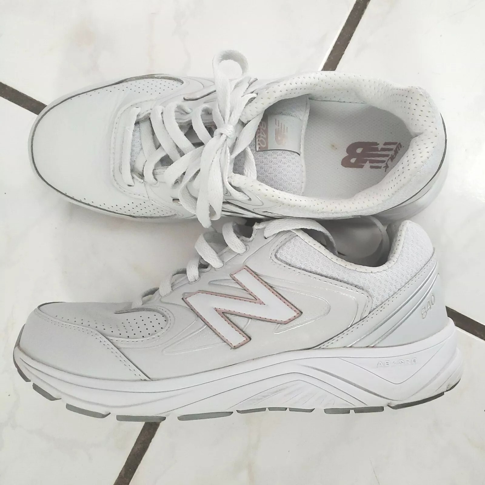 New Balance Women's DWW840GG2 White/Rose Gold Walking Shoes Size 12 Pre-owned