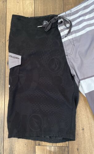 VOLCOM Pure FUNction Men’s Size 34/Black Gray And White Board Shorts  - Picture 2 of 18