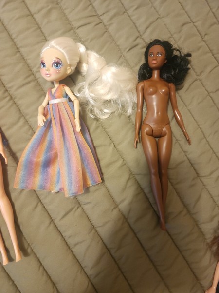 Lote de 6 muñecas Barbie con ropa, sin zapatos. Lote mixto. 5