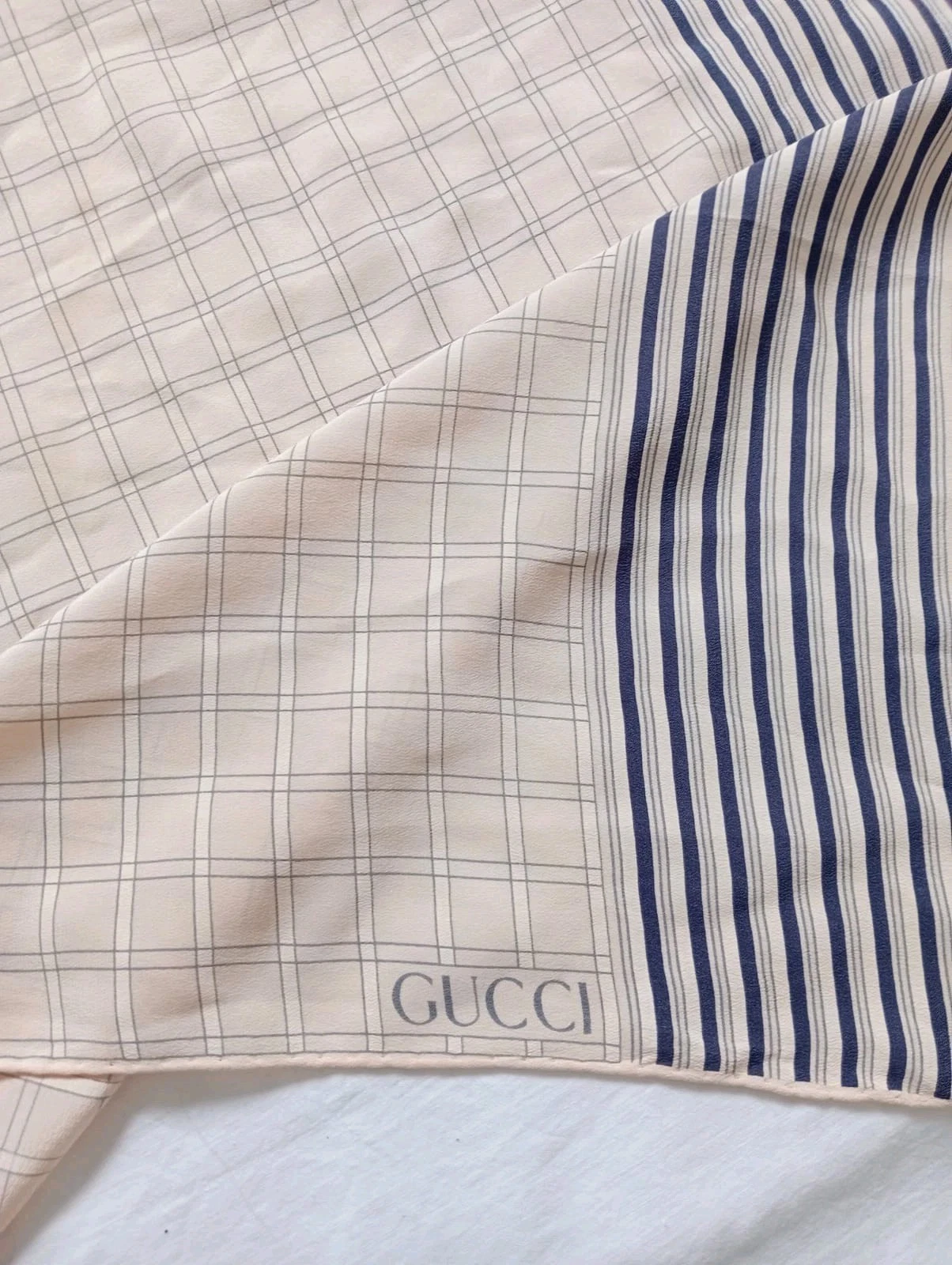 Y# Gucci foulard en soie beige 33/32 pouces a des taches discrètes + trou