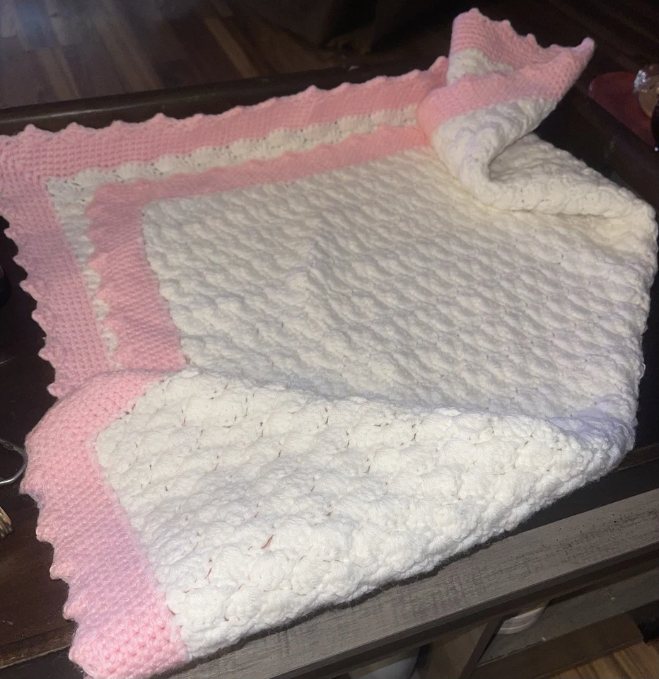 Manta bebé suave, hecha a mano, de ganchillo. 30x32 Foto 2 de 4