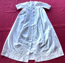 Cape longue ancienne de baptême richement brodée, hauteur 97 cm, Superbe