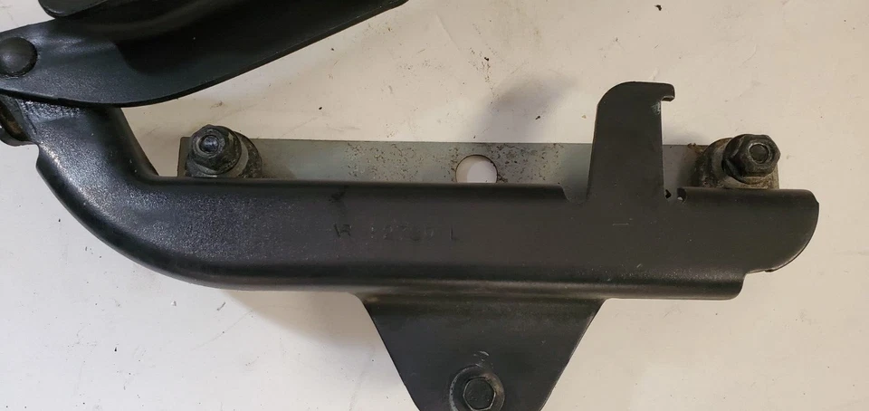 93-02 Firebird Trans Am Camaro LH Drivers Hood Bisagra con soporte para guardabarros y tuercas Foto 2 de 4