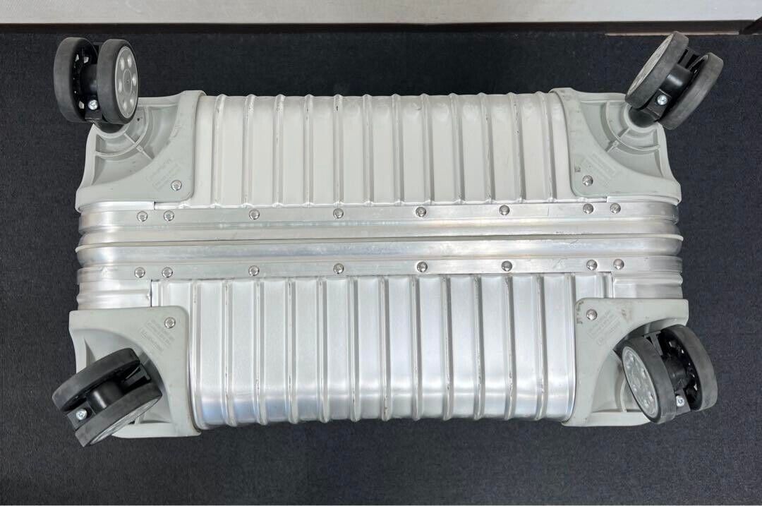 Rimowa Original Check in M 82L Silver 4-wheels Carry Case Rimowa Original Check in M 82L Silver 4-wheels Carry Case
