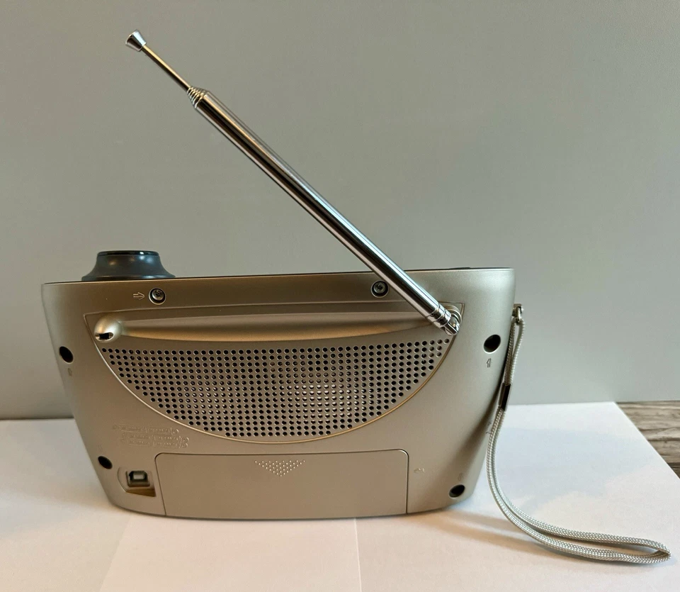 Bateria de rádio portátil digital Roberts Classic DAB2 FM RDS ou adaptador 7.5 Reino Unido - Imagem 3 de 4