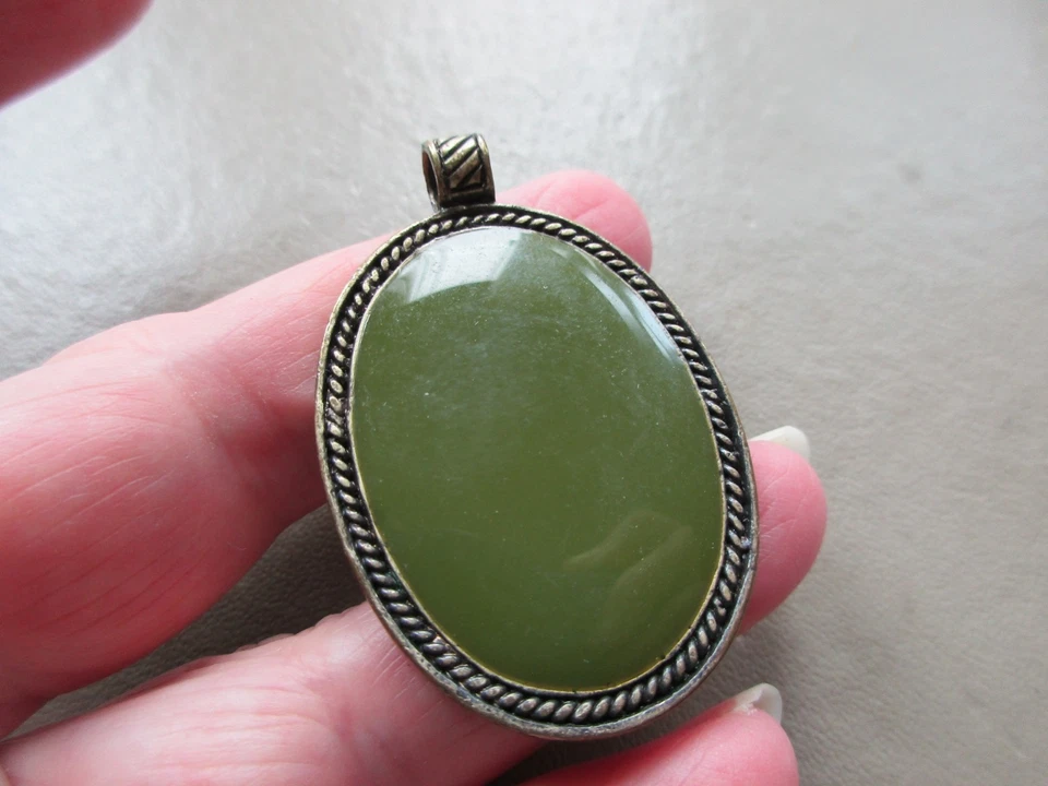 VINTAGE LARGE DARK GOLD TONE DARK GREEN ENAMEL RETRO STATEMENT PENDANT NECKLACE - Image 3 of 4