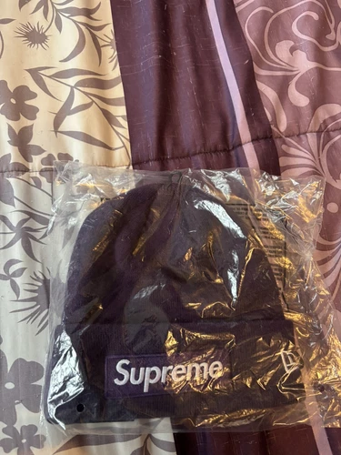 Bonnet violet Supreme x New Era FW23 boîte logo