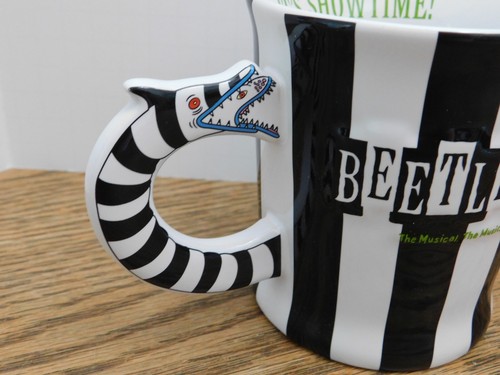 Beetlejuice Musical Broadway Souvenir Aufkleber & schwarz gestreifter Kaffeebecher Tasse Neu im Karton - Bild 5 von 10