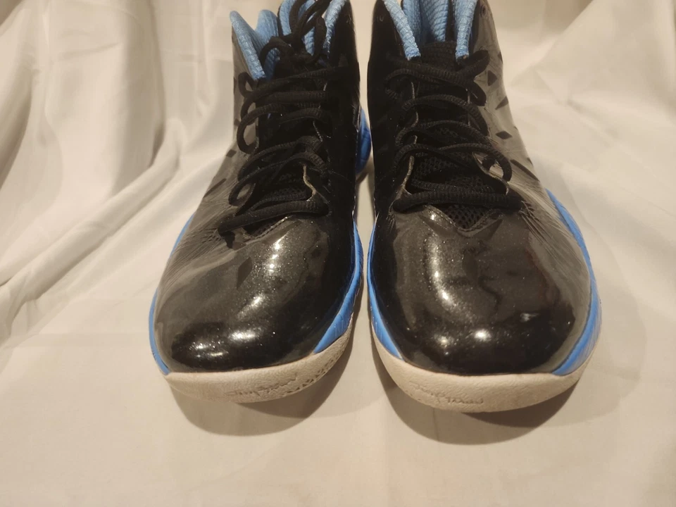 Tênis de basquete Nike Jordan 2012 preto claro/azul universitário tamanho 9.5 pequeno arranhão - Imagem 3 de 4