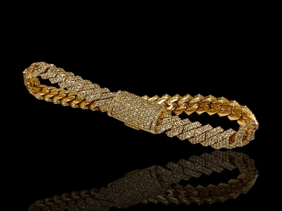 Brazalete de eslabones cubanos pavé de diamantes simulados de corte redondo de 10 quilates enchapado en oro amarillo de 14 k Foto 2 de 4