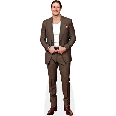 Russell Dickerson (brauner Anzug) lebensgroßer Ausschnitt