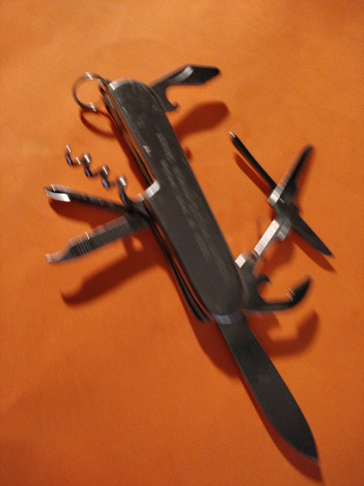 Cuchillo Multiherramientas Estilo Ejército Suizo Promocional, División Sistema Ad Atkins Benham Foto 2 de 4